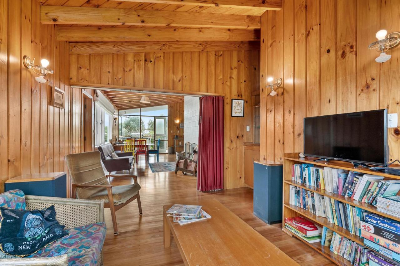 Queenie - Waikanae Beach Holiday Home Ngoại thất bức ảnh