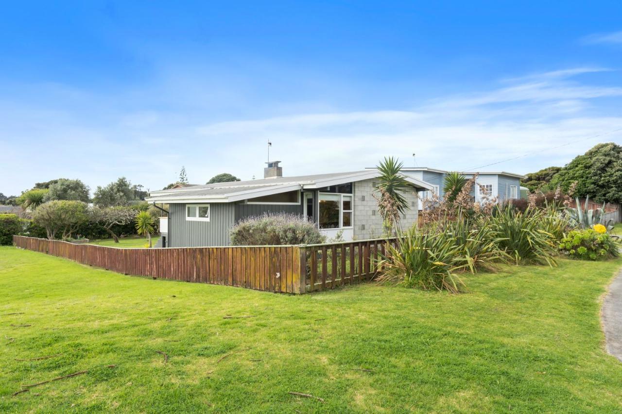 Queenie - Waikanae Beach Holiday Home Ngoại thất bức ảnh