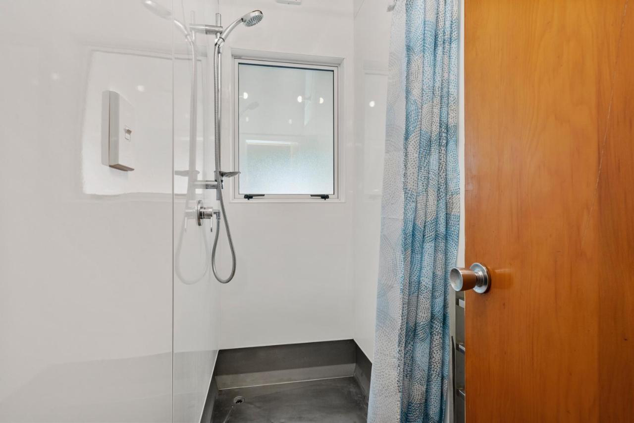 Queenie - Waikanae Beach Holiday Home Ngoại thất bức ảnh